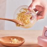 مینی خردکن شارژی اورجینال سه تیغه | خرد کن برقی صورتی دستی برای پیاز، سیر، هویج و غذای کودک - Image 4